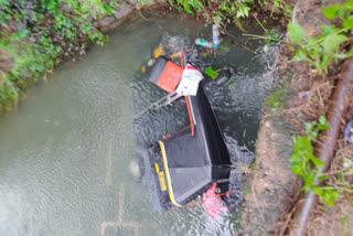 One died when the autorickshaw went out of control and plunged into the river  plunged into the river  ഓട്ടോറിക്ഷ നിയന്ത്രണംവിട്ട് ആറ്റിലേയ്ക്ക് മറിഞ്ഞ് ഒരാള്‍ മരിച്ചു  autorickshaw  ഇടുക്കി.  ഈരാറ്റുപേട്ട വാർത്തകൾ