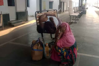 റായ്‌പൂർ  raipur  ഛത്തീസ്‌ഗഡ്  chattisgarh  woman waits for hours near husband's body  ഭർത്താവിന്‍റെ മൃതദേഹവുമായി ഭാര്യ റെയിൽവേ സ്‌റ്റേഷനിൽ  കൊവിഡ്19  covid 19  covid  കൊവിഡ്  death  മരണം