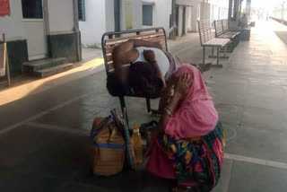 Chhattisgarh woman waits for hours near husband's body on railway station