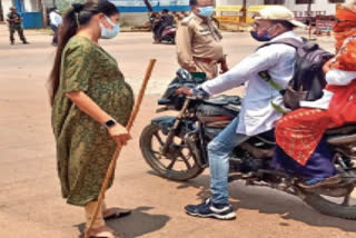 five-months-pregnant-dsp-shilpa-sahu-is-doing-duty-in-lockdown-in-dantewada