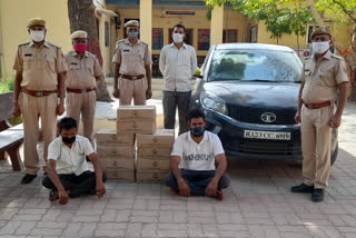 2 accused arrested with country liquor, देशी शराब की पेटी के साथ 2 अभियुक्त गिरफ्तार