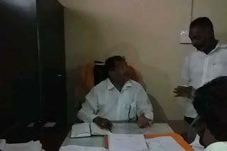 no electricity in the government office, work by mobile torch in yadgir