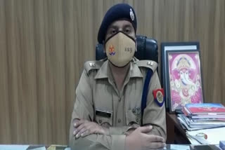 किशोरी को किया पुलिस के हवाले