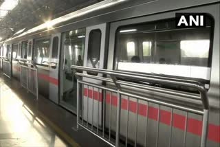 Delhi Metro closes entry gates of 5 metro stations to avoid crowding  ഡൽഹി മെട്രോ  ഡി‌എം‌ആർ‌സി  ഡൽഹിയിൽ അഞ്ച് മെട്രോ സ്റ്റേഷനുകളിലേക്കുള്ള പ്രവേശനം നിരോധിച്ചു  Delhi Metro