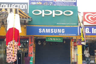 mobile shopkeepers self-lockdown in their shops