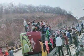 Three killed as bus carrying migrant workers overturn in MP  Three killed as bus carrying migrant workers overturn  മധ്യപ്രദേശ്  മധ്യപ്രദേശ് വാഹനാപകടം  വാഹനാപകടം  ഗ്വാളിയോർ  ടിക്കാംഗഡ്  അന്യസംസ്ഥാന തൊഴിലാളികൾ  madhyapradesh  madhyapradesh accident