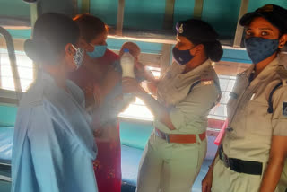 Khandwa GRP showed humanity, fed 2-month-old girl milk in train