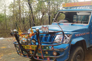 Four injured in Peakup overturning from Telangana in Bijapur