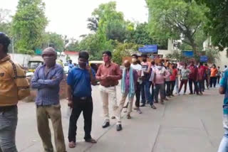 long queue of laborers in delhi  corona new cases in delhi  laborers cricis in delhi  corona pandemic in delhi  दिल्ली में प्रवासी मजदूरों का पलायन  दिल्ली में कोरोना के नए मामले  दिल्ली में कोरोना महामारी