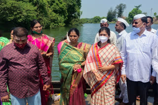 Dudhganga river worship, Dudhganga river worship by Minister Shashikala Jolle, Minister Shashikala Jolle, Minister Shashikala Jolle news, ದೂದಗಂಗಾ ನದಿಗೆ ಬಾಗಿನ ಅರ್ಪಣೆ, ದೂದಗಂಗಾ ನದಿಗೆ ಬಾಗಿನ ಅರ್ಪಿಸಿದ ಸಚಿವೆ ಶಶಿಕಲಾ ಜೊಲ್ಲೆ, ಸಚಿವೆ ಶಶಿಕಲಾ ಜೊಲ್ಲೆ, ಸಚಿವೆ ಶಶಿಕಲಾ ಜೊಲ್ಲೆ ಸುದ್ದಿ,