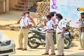 police-officers-makes-corona-awareness-at-chitradurga-city