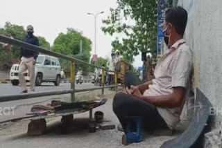 Cobbler waiting for customer amid lockdown