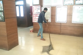 Cleanliness in Vikaspuri police station to prevent corona