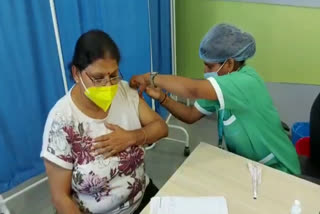 प्रयागराज में 45 से 60 वर्ष के लोगों के टीकाकरण पर विशेष जोर