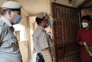 new delhi Vasant Vihar police transported oxygen cylinder to Corona positive house