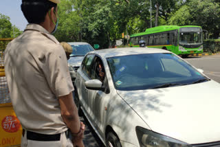 hundreds of vehicles on lockdown  corona lockdown in delhi  corona guidelines in delhi  corona new cases in delhi  लॉकडाउन में लापरवाही  दिल्ली में कोरोना लॉकडाउन  दिल्ली में कोरोना के नए मामले