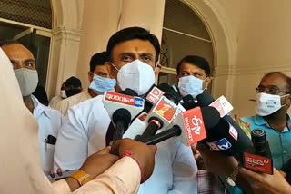 central government does not discriminate, central government does not discriminate against vaccines, Minister Sudhakar, Minister Sudhakar news, ಕೇಂದ್ರ ಸರ್ಕಾರ ತಾರತಮ್ಯವನ್ನು ಮಾಡುತ್ತಿಲ್ಲ, ಕೇಂದ್ರ ಸರ್ಕಾರ ಲಸಿಕೆ ವಿಚಾರದಲ್ಲಿ ತಾರತಮ್ಯವನ್ನು ಮಾಡುತ್ತಿಲ್ಲ, ಸಚಿವ ಸುಧಾಕರ್​, ಸಚಿವ ಸುಧಾಕರ್​ ಸುದ್ದಿ,