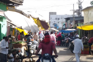 crowd at itwara market in amravati