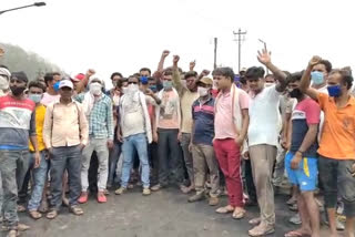 বকেয়া বেতনের দাবিতে কয়লাখনির পরিবহণ বন্ধ করে আন্দোলন পান্ডবেশ্বর