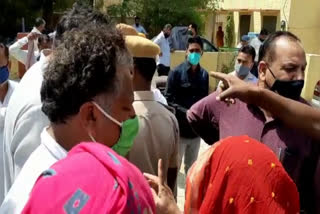 जलदाय विभाग के कार्यालय पर प्रदर्शन , Drinking water problem in Raisinghnagar, protest at the office of the Department of Water