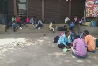 migrant-workers-continue-to-leave-for-their-hometown-at-korba