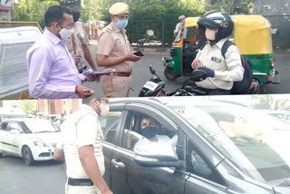 delhi Police checking vehicles