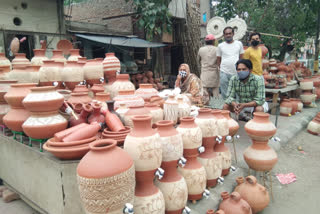 clay pot sellers in delhi  delhi one weak lockdown  corona cricis in delhi  corona pandemic in delhi  दिल्ली में एक हफ्ते का लॉकडाउन  दिल्ली में कोरोना के नए मामले  मिट्टी बर्तन बनाने वाले कारीगर दिल्ली