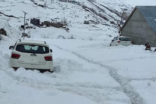 Heavy snow and rainfall in Manali, मनाली में भारी बर्फबारी और बारिश