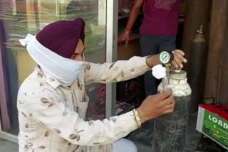 Veer Khalsa Seva Samiti giving free oxygen cylinders