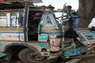 loaded-truck-collided-with-tree-in-dumka