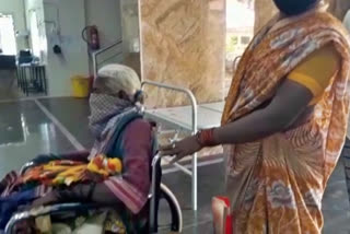 No bed available for corona patient, No bed available for corona patient in Gadag, Gagda corona news, Gadag corona update,ಬೆಡ್ ಸಿಗದೇ ಕೊರೊನಾ ರೋಗಿಗಳ ಪರದಾಟ, ಗದಗದಲ್ಲಿ ಬೆಡ್ ಸಿಗದೇ ಕೊರೊನಾ ರೋಗಿಗಳ ಪರದಾಟ, ಗದಗ ಕೊರೊನಾ ಸುದ್ದಿ, ಗದಗ ಕೊರೊನಾ ಅಪ್​ಡೇಟ್​,