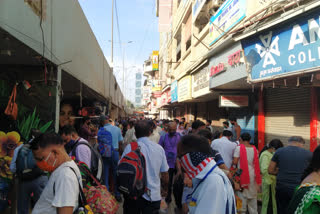 crowd of citizens in dadar vegetable market