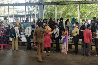 crowds of citizens to travel by tmt in thane