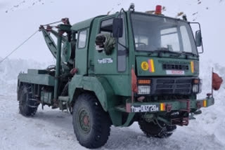 Army rescues passengers stranded in snow at Khardung LaArmy rescues passengers stranded in snow at Khardung La