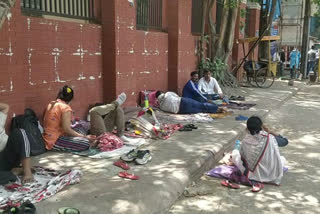 relatives of covid patient waiting outside lnjp hospital in delhi