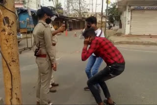 Police show strictness to those who roam in Shahdol without any reason