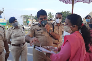 ADGP Bhaskar rao visit, ADGP Bhaskar rao visit to Koganoli Check post, ADGP Bhaskar rao, ADGP Bhaskar rao news, ಎಡಿಜಿಪಿ ಭಾಸ್ಕರ್ ರಾವ್ ಭೇಟಿ,  ಕೊಗನೊಳ್ಳಿ ಚೆಕ್‍ಪೋಸ್ಟ್‍ಗೆ ಎಡಿಜಿಪಿ ಭಾಸ್ಕರ್ ರಾವ್ ಭೇಟಿ, ಎಡಿಜಿಪಿ ಭಾಸ್ಕರ್ ರಾವ್, ಎಡಿಜಿಪಿ ಭಾಸ್ಕರ್ ರಾವ್ ಸುದ್ದಿ,