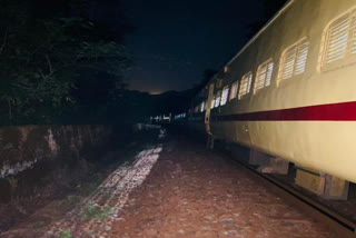 Naxalites attack on passenger train  Naxalites attack in Dantewada  Naxalite attack in Chhattisgarh  Naxals derail train  Train derailed by Naxals in Chhattisgarh,  Naxals derail train in Chhattisgarh  ഛത്തീസ്ഗഡിൽ നക്സലൈറ്റുകൾ ട്രെയിൻ പാളം തെറ്റിച്ചു ; ആളപായമില്ല  റായ്‌പൂർ  ഛത്തീസ്ഗഡ്
