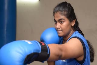 women boxing