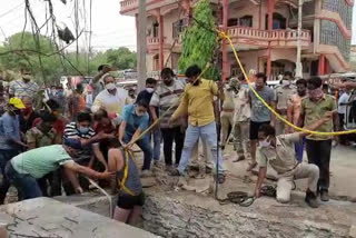 chittorgarh news, people fell in well