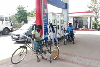 Corona Guideline violation at petrol pump in Kawardha