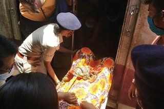 rail police help a pregnant lady in baruipur railway station