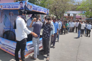 राजस्थान एनएसयूआई, जयपुर न्यूज, एनएसयूआई ने बांटे मास्क और सैनिटाइजर, जयपुर में बांटे मास्क और सैनिटाइजर, Rajasthan NSUI, Jaipur News, NSUI distributed masks and sanitizers, Distributed mask and sanitizer in Jaipur