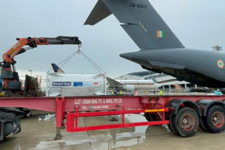 IAF aircraft  IAF  cryogenic oxygen tanks  IAF aircraft with 4 cryogenic oxygen tanks  IAF aircraft with 4 cryogenic oxygen tanks reach Singapore  Indian Air Force  Indian Air Force aircraft  IAF C-17 aircraft  covid situation  covid situation in india