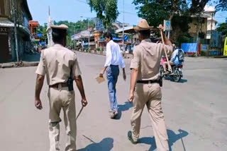 ಮಾಸ್ಕ್ ಇಲ್ಲದೆ ಮದುವೆ ಕಾರ್ಡ್ ಹಿಡಿದು ಬಂದವನಿಗೆ ಲಾಠಿ ರುಚಿ ತೋರಿಸಿದ ಪೊಲೀಸರು