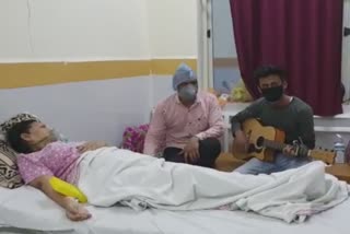 play guitar in hospital