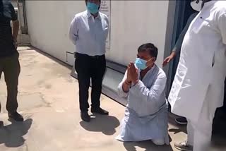 MP: Minister bow down in front of oxygen plant to show his gratitude