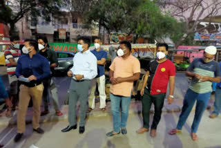 Distribution of masks by bjp in delhi