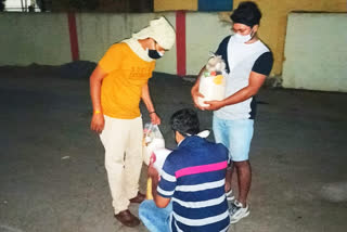 kuch-farz-hamara-bhi-organizations-providing-ration-and-food-to-needy-families-during-lockdown-in-raipur