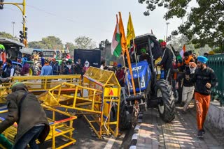 सिंघु बार्डर पर किसानों ने आपातकालीन सेवाओं के लिए सड़क मार्ग खोला